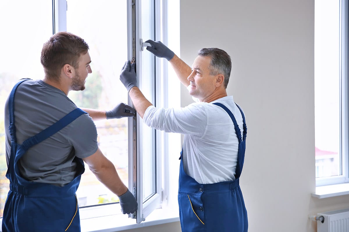 Avoid-These-3-Common-Mistakes-When-Hiring-a-Glass-Repair-Service